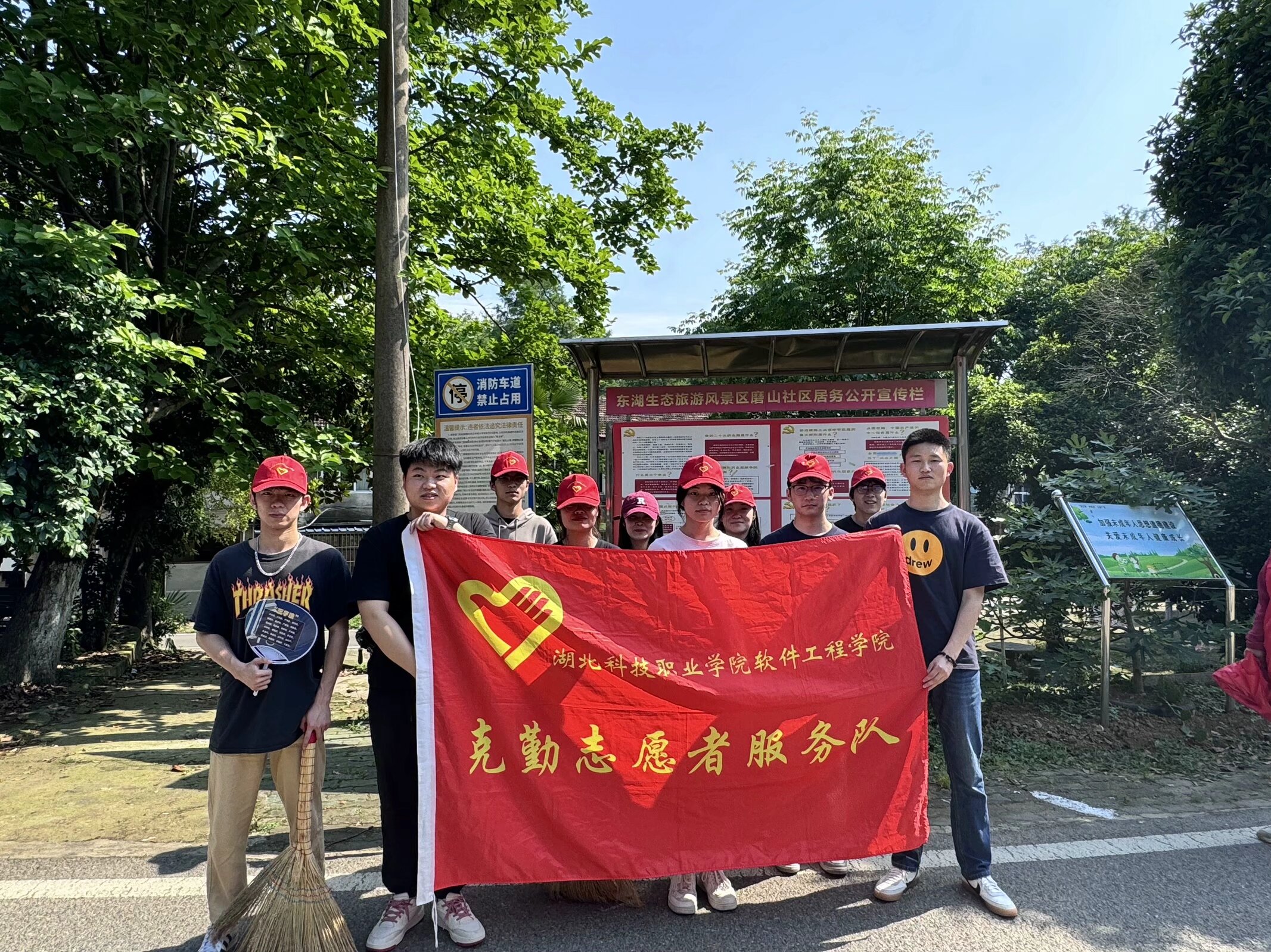 13志愿者进社区开展家园清洁服务活动.jpeg 13志愿者进社区开展家园清洁服务活动.jpeg